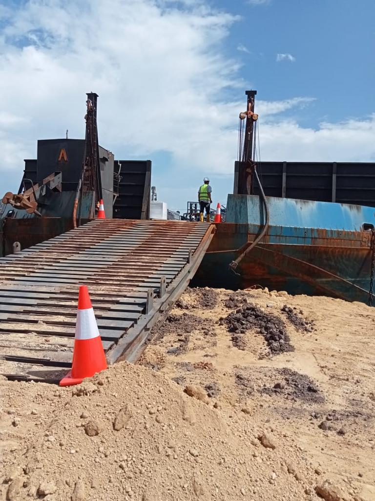 Diduga Tanpa Izin, Satu Unit Tongkang Bermuatan Material Bangunan Bersandar di Jetty PT Tiga Mas Nusantara Bombana