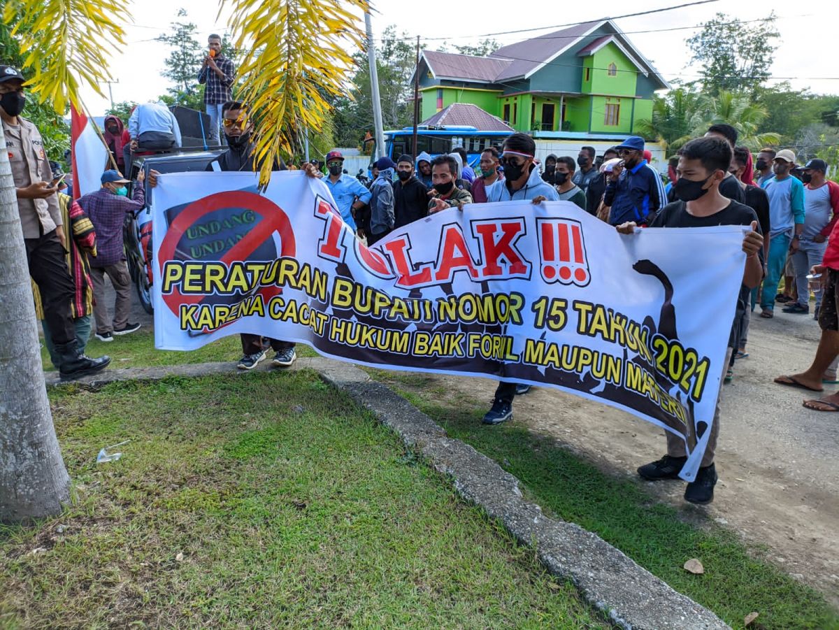 Masyarakat adat Lapandewa Kaindea Demo Bupati Buton Selatan