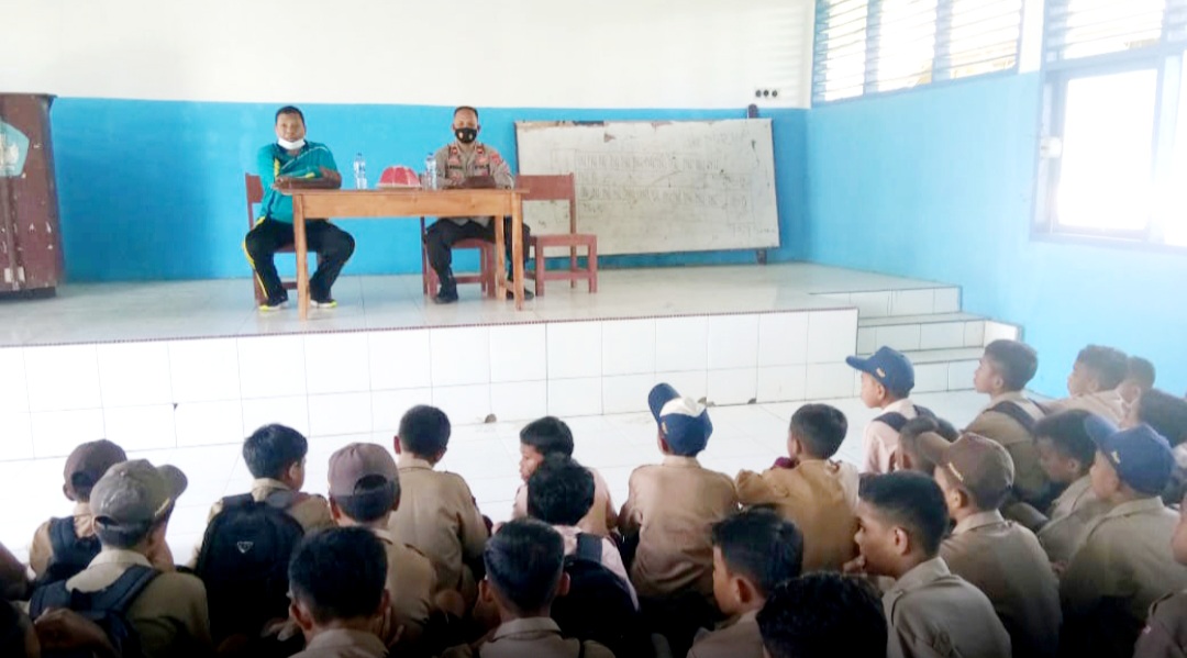 HUT Bhayangkara ke 76, Polsek Lasalimu Sosialisasi Lomba Menulis Surat untuk Kapolri di Sekolah