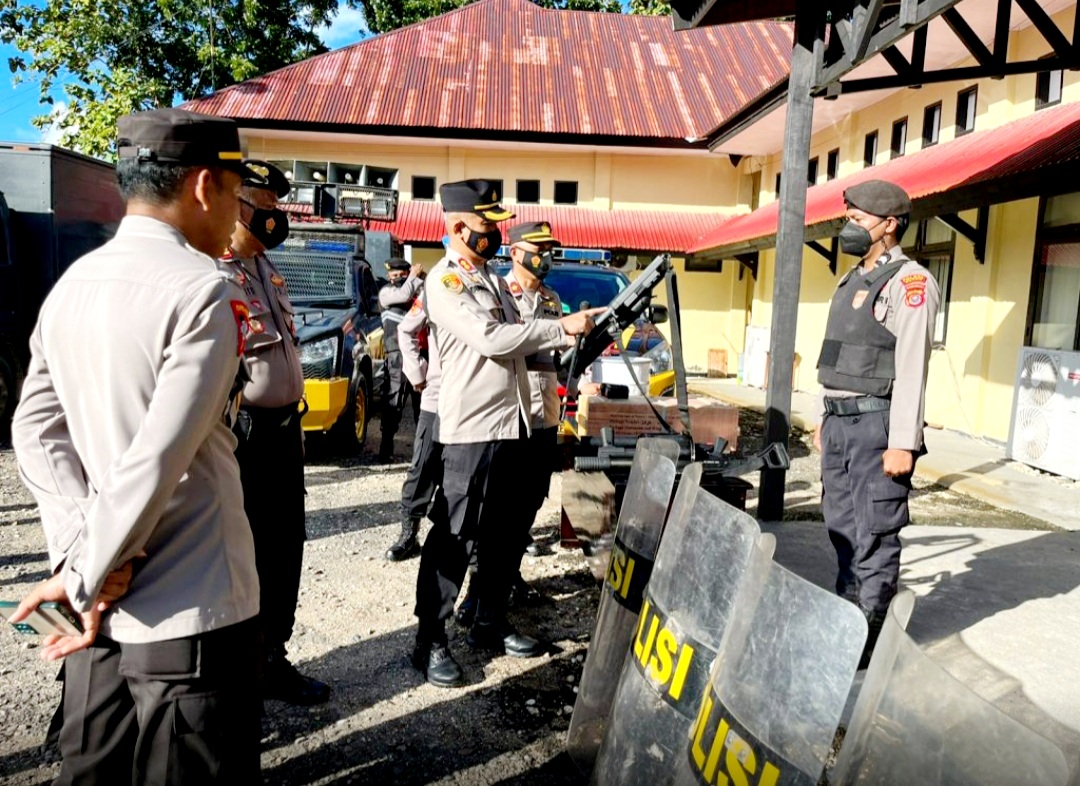Jelang Kunjungan Kerja Presiden RI Kapolres Buton Cek Kondisi Kendaraan Dinas