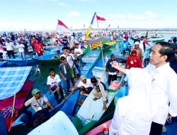 Kunker ke Wakatobi, Jokowi Disambut Ribuan Perahu Masyarakat