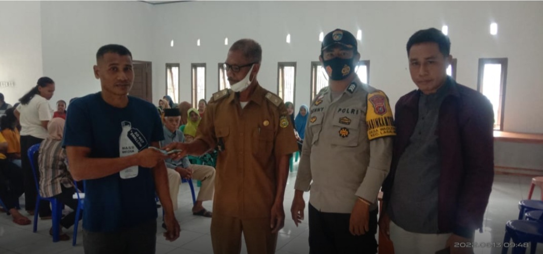 Penyaluran BLT di Lasalimu, Warga Dihimbau Vaksin