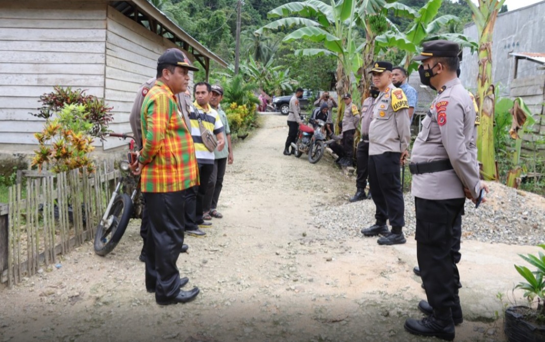 Kapolres Buton Pantau Lokasi Banjir Di Desa Lasembangi