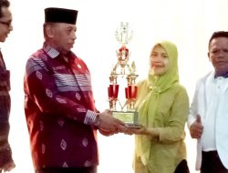 Serahkan Hadiah Lomba Joged Haji Ali dan Syakira, Ketua PMI Buton Apresiasi Peserta Lomba