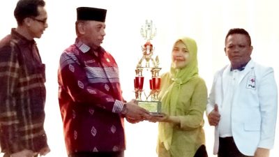 Serahkan Hadiah Lomba Joged Haji Ali dan Syakira, Ketua PMI Buton Apresiasi Peserta Lomba