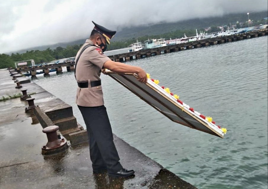 Jelang Puncak Hari Bhayangkara Ke 76 Wakapolres Buton Pimpin Upacara Tabur Bunga