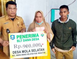 Kades Mola Selatan Salurkan BLT Tahap 2 Secara Dor to Dor