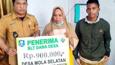 Kades Mola Selatan Salurkan BLT Tahap 2 Secara Dor to Dor