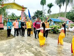 Tim Penilai Lomba Desa di Sambut Tari Puspanjali di Desa Siomanuru