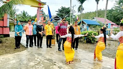 Tim Penilai Lomba Desa di Sambut Tari Puspanjali di Desa Siomanuru