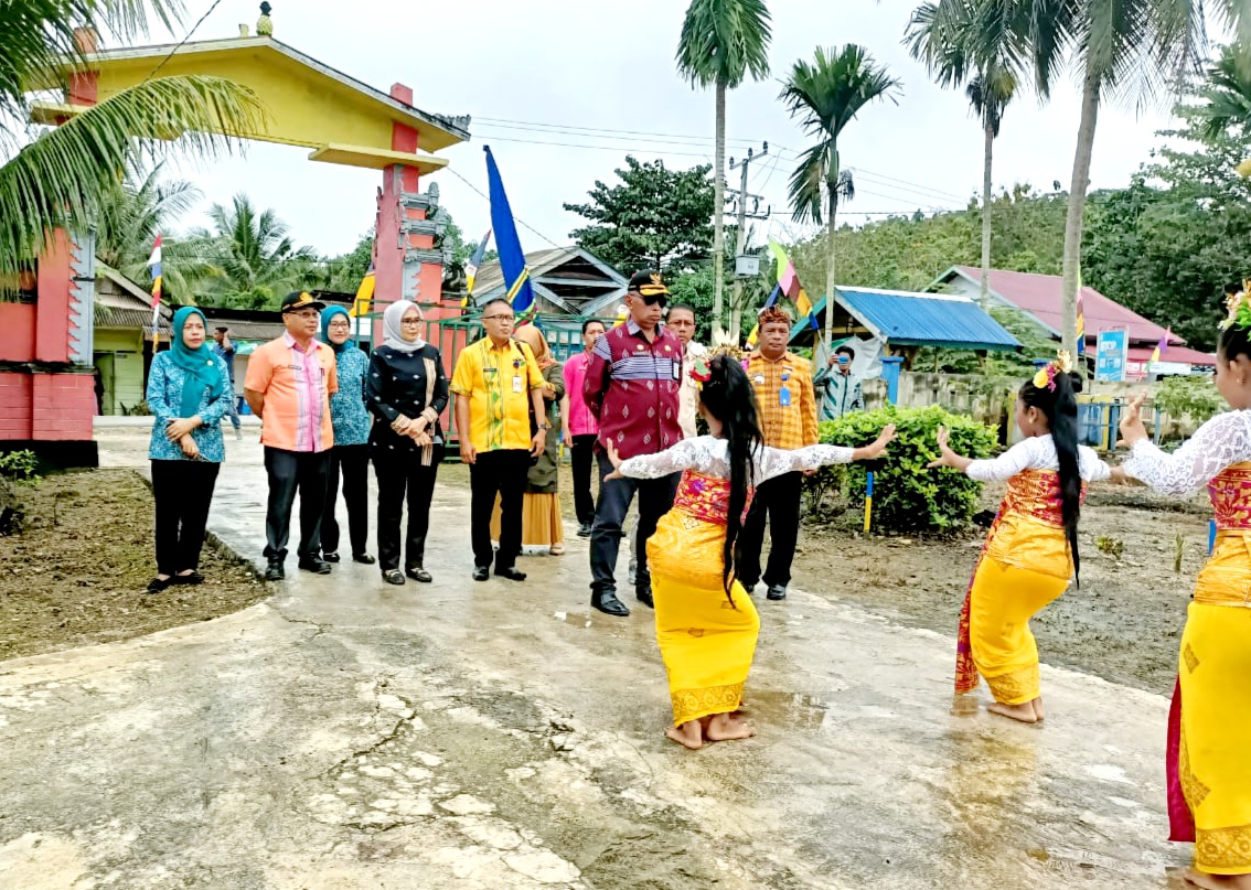 Tim Penilai Lomba Desa di Sambut Tari Puspanjali di Desa Siomanuru