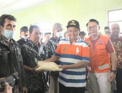 Wagub Uu Ruzhanul Serahkan 56 Ton Beras untuk Korban Banjir