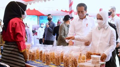 Presiden Jokowi Tinjau Pameran UMKM di Wakatobi