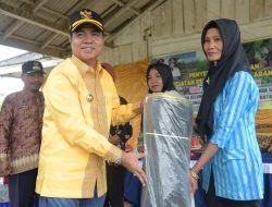 Bupati Buton Serahkan Bantuan Kepada Kelompok Wanita Tani Desa Sumbersari
