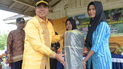 Bupati Buton Serahkan Bantuan Kepada Kelompok Wanita Tani Desa Sumbersari