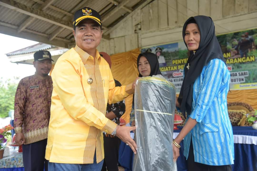 Bupati Buton Serahkan Bantuan Kepada Kelompok Wanita Tani Desa Sumbersari