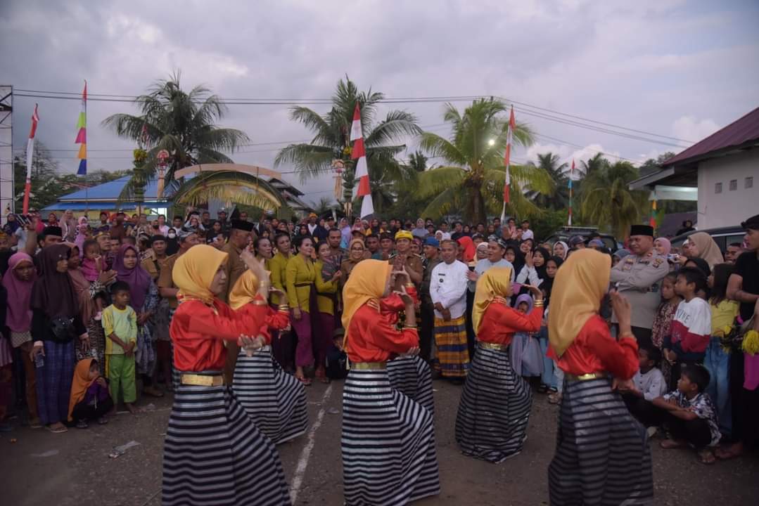 Hadiri HUT Desa Mabulugo, Bupati Buton Disambut Tarian Bali dan Buton