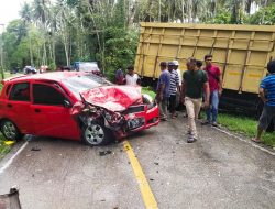 Sopir Minibus Tewas Usai Tabrak Truk di Kapontori