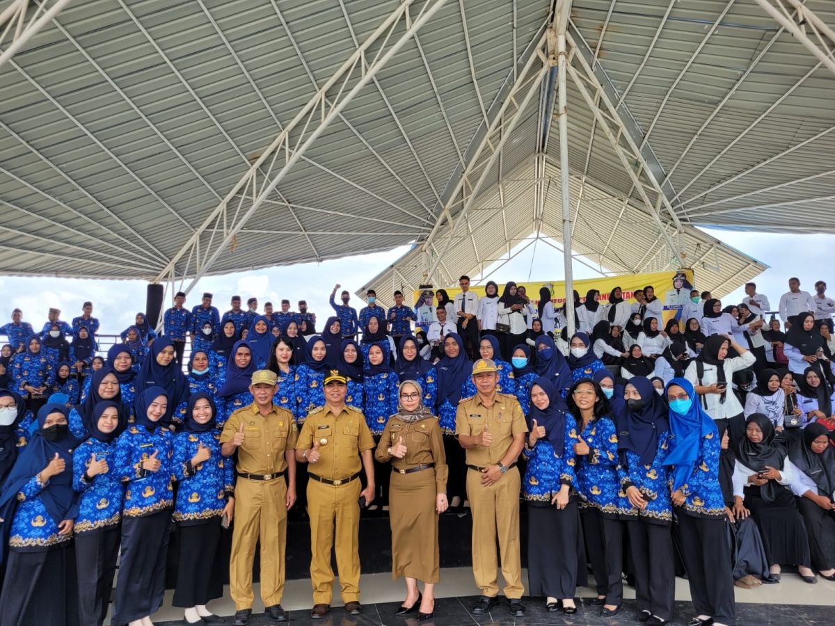 Bupati Buton Serahkan 243 SK CPNS dan 303 PPPK Guru