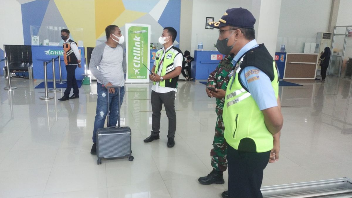 Bercanda "Ada Bom dalam Tas" Mantan Bupati Busel Diturunkan dari Pesawat