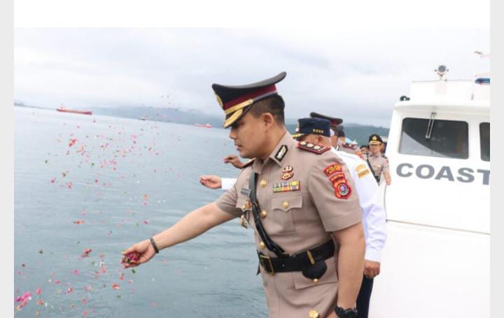 Jelang HUT Bhayangkata ke 76, Kapolres Baubau Gelar Upacara Tabur Bunga