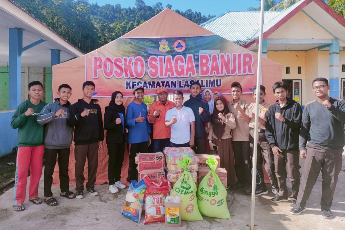 PMR dan OSIS SMAN 1 Pasarwajo Berikan Bantuan pada Korban Banjir di Lasalimu
