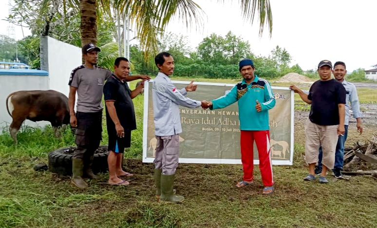 WIKA Bitumen dan Anak Usaha WIKA Aspal Menyerahkan 10 Hewan Kurban pada Idul Adha 1443 H WIKA Bitumen dan Anak Usaha WIKA Aspal Menyerahkan 10 Hewan Kurban pada Idul Adha 1443 H