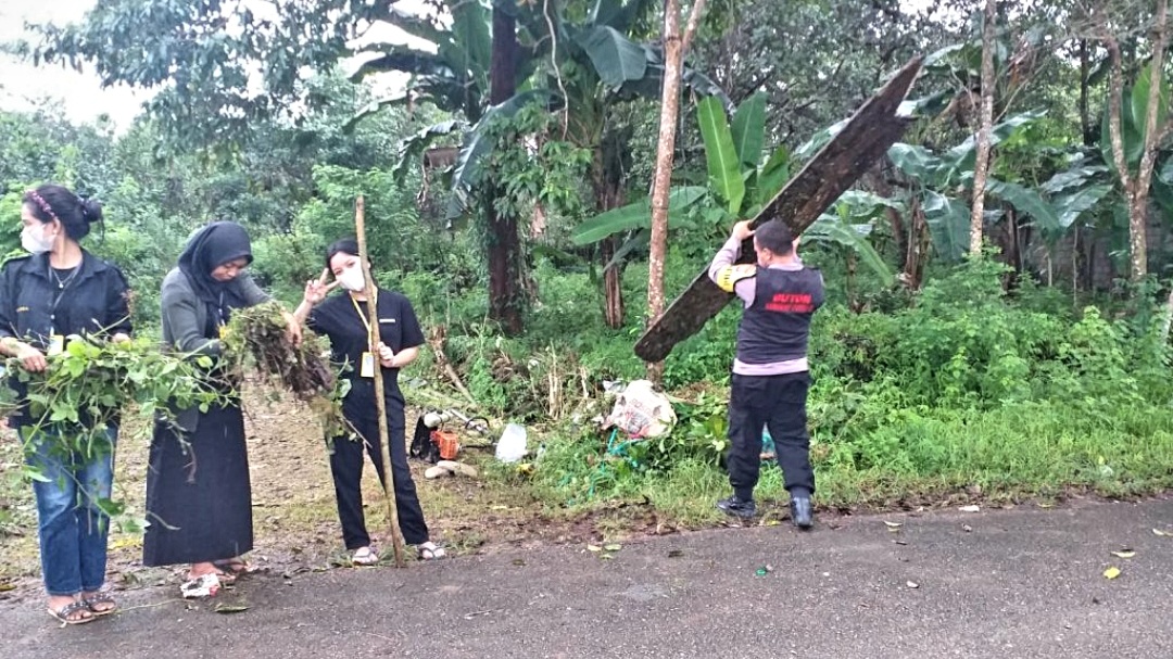 Jelang Idul Adha 1443 H, Babinkamtibmas Polsek Pasarwajo Bersama Warga Gelar Baksos