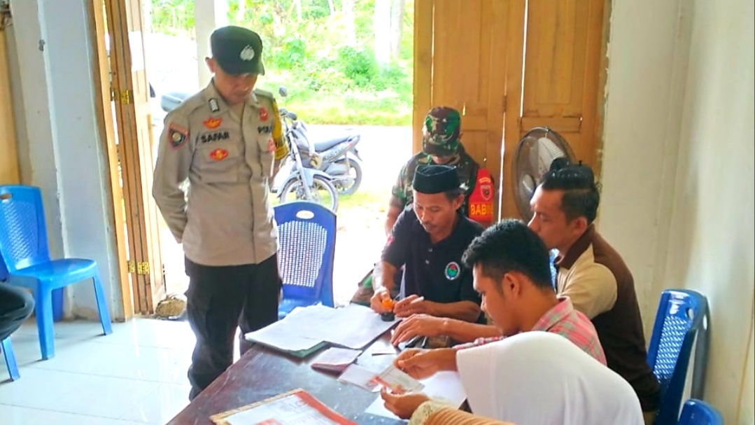 Bhabinkamtibmas Desa Kabawakole Pantau Persiapan Pilkades