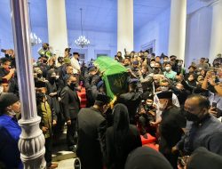 Masyarakat dan Ratusan Pelajar Iringi Jenazah Eril Menuju Permakaman Keluarga