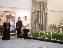Gubernur Ganjar Pranowo dan Gubernur Khofifah Indar Parawansa Salatkan Eril di Gedung Pakuan