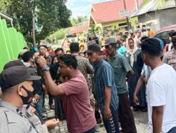 Masyarakat Desa Numana Unras di Kantor Balai Taman Nasional Wakatobi