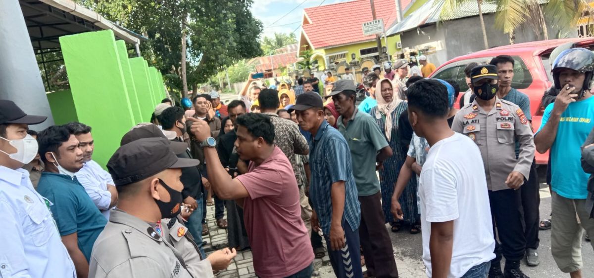 Masyarakat Desa Numana Unras di Kantor Balai Taman Nasional Wakatobi