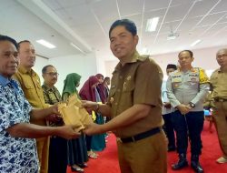 Bupati Buton Serahkan Bantuan UMKM, Beasiswa dan Rumah Ibadah