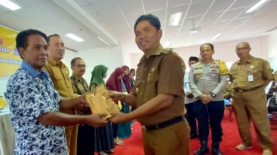 Bupati Buton Serahkan Bantuan UMKM, Beasiswa dan Rumah Ibadah