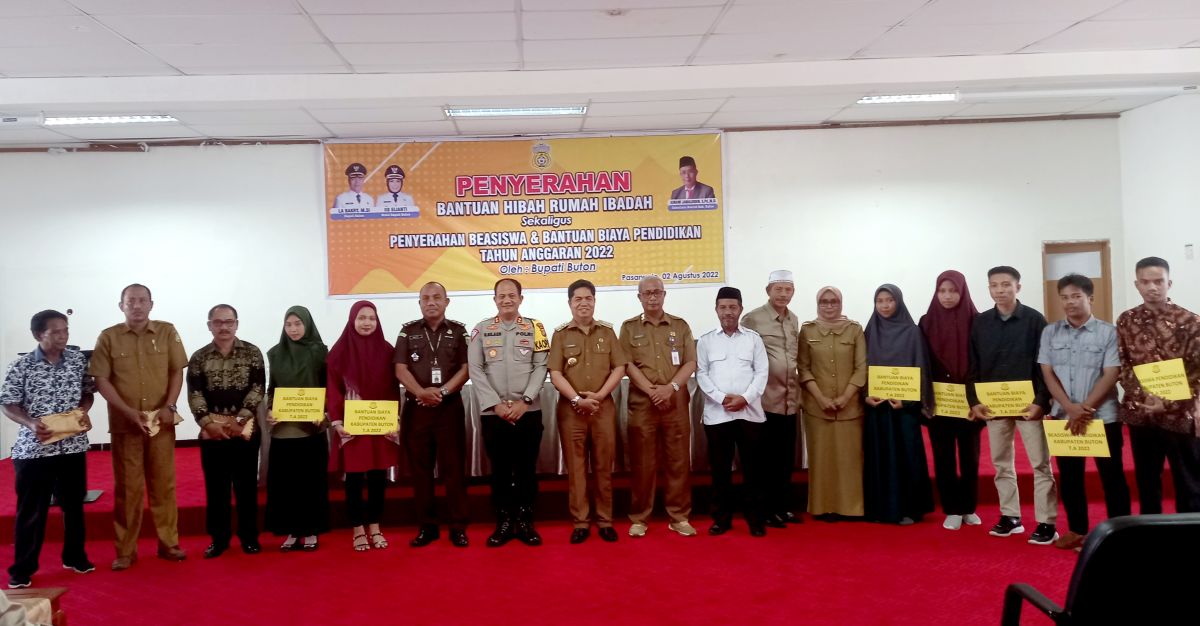 Bupati Buton Serahkan Bantuan UMKM, Beasiswa dan Rumah Ibadah Bupati Buton Serahkan Bantuan UMKM, Beasiswa dan Rumah Ibadah
