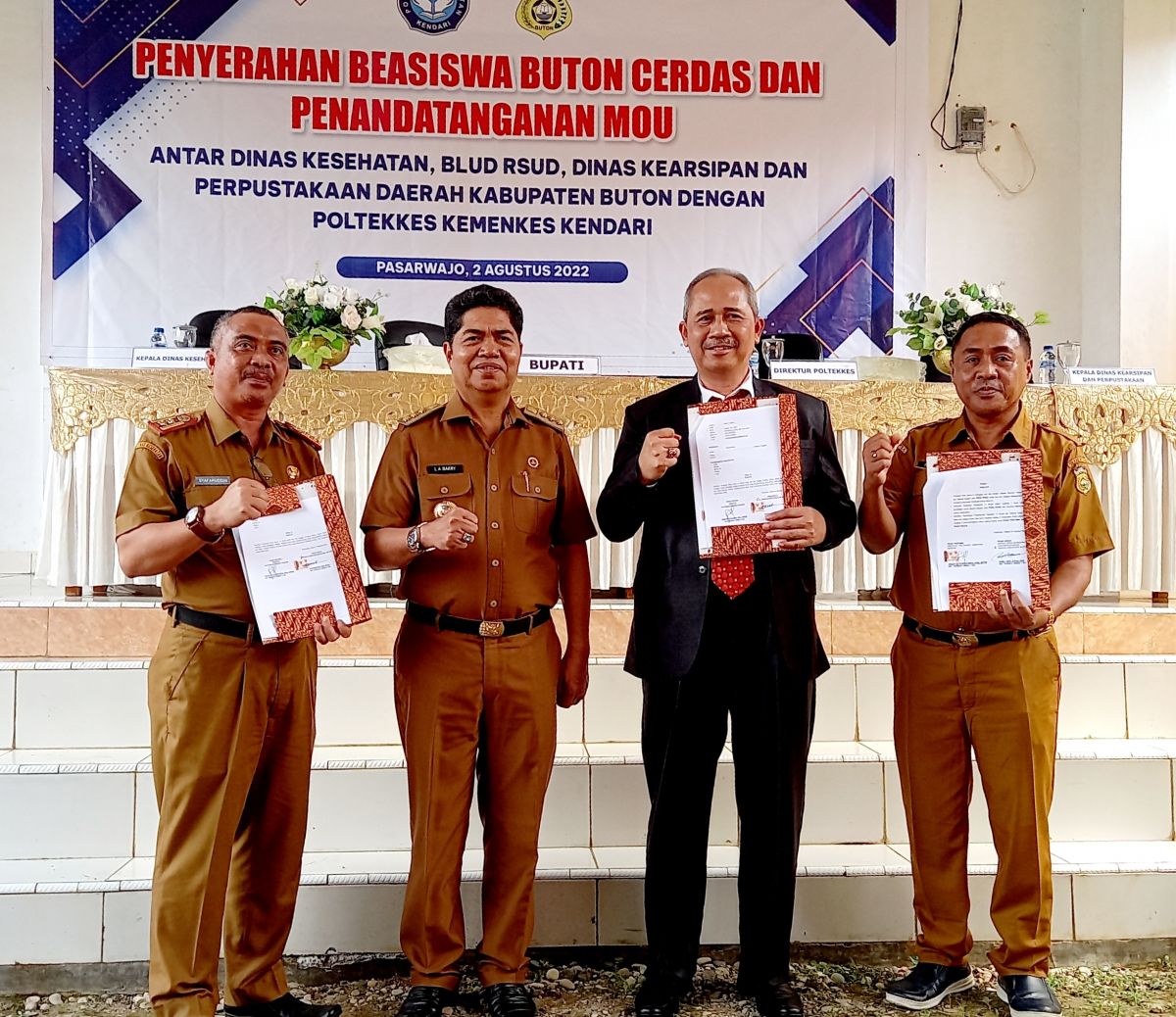 Mahasiswa Keperawatan Buton dapat Bantuan Beasiswa dari Bupati Buton Mahasiswa Keperawatan Buton dapat Bantuan Beasiswa dari Bupati Buton