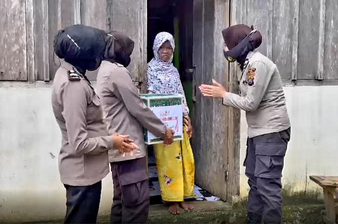 Jelang Hut Polwan Ke-74, Polwan Polres Buton Gelar Bakti Sosial