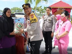Kunker di Lapandewa, Kapolres Buton Serahkan Bantuan Sembako ke Warga