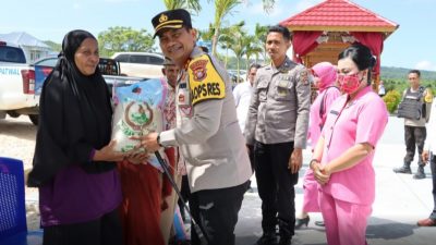Kunker di Lapandewa, Kapolres Buton Serahkan Bantuan Sembako ke Warga