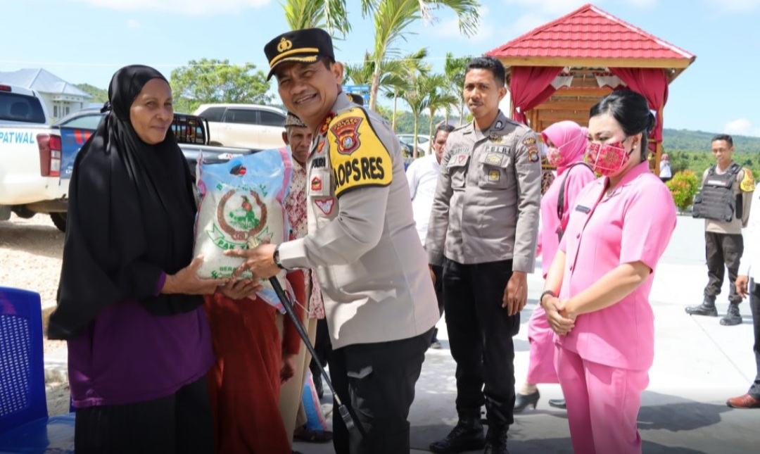 Kunker di Lapandewa, Kapolres Buton Serahkan Bantuan Sembako ke Warga