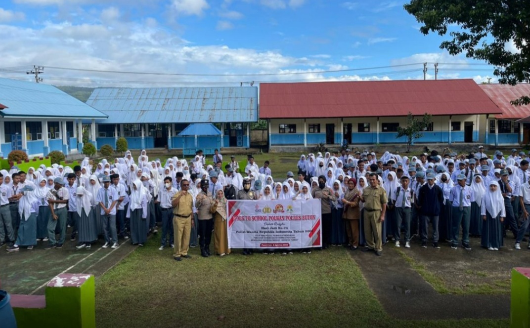 Hari Jadi Ke-74, Polwan Polres Buton Goes to School