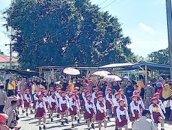 Nonton Gerak Jalan Indah, Ribuan Warga Padati Jalan Poros Ibukota Buton