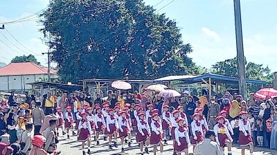 Nonton Gerak Jalan Indah, Ribuan Warga Padati Jalan Poros Ibukota Buton