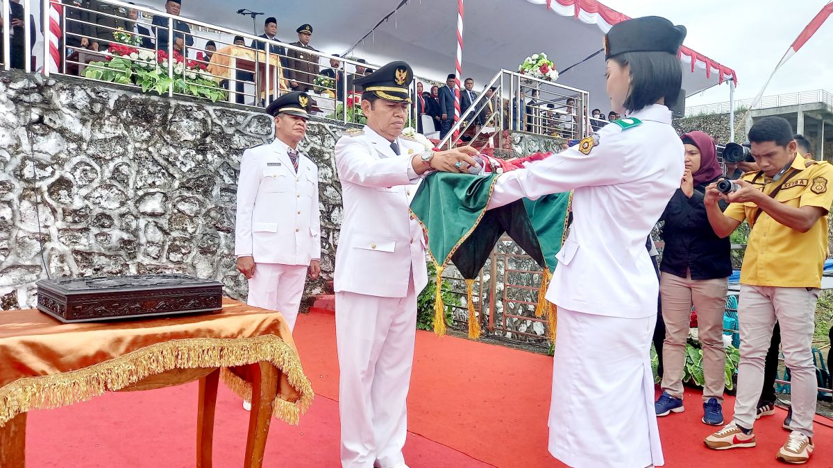 HUT RI Ke 77 Presiden Jokowi Kenakan Pakaian Adat Buton, Bupati : "Kita Bangga" HUT RI Ke 77 Presiden Jokowi Kenakan Pakaian Adat Buton, Bupati : "Kita Bangga"