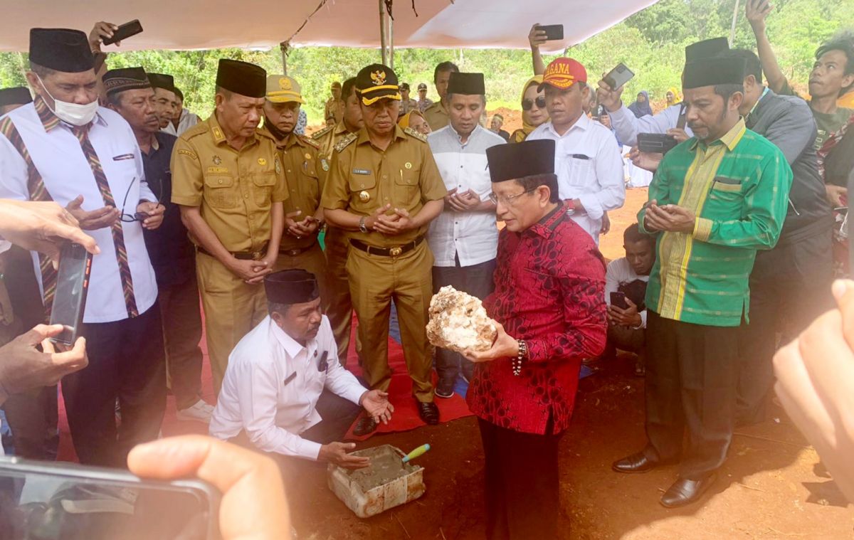 Letakkan Batu Pertama Pembangunan Pondok Pesantren Al-Ikhlas