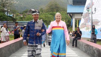 Bule Peserta Sail Indonesia 2022, Ramaikan Buton Fashion Show Week