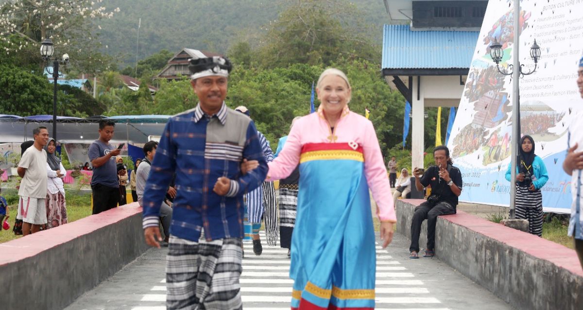 Bule Peserta Sail Indonesia 2022, Ramaikan Buton Fashion Show Week
