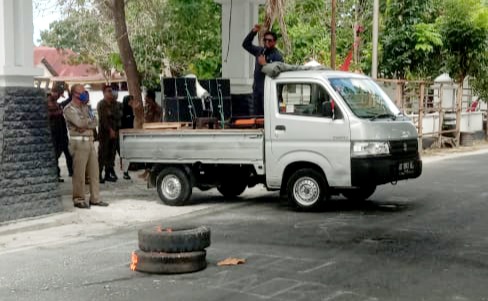 Persatuan Mahasiswa Wakatobi Demo masuknya Timbunan dari Buton ke Wakatobi