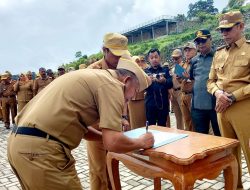 Pimpin Apel Perdana, Pj Bupati dan Kadis Tandatangani Pakta Integritas